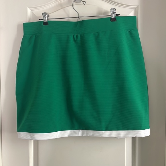Green and White Contrast-Trim Skort - Picture 7 of 9